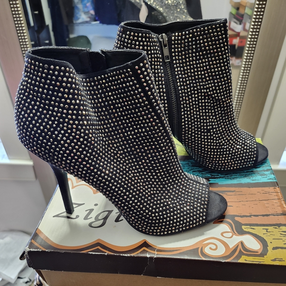 New In Box! Ziggy Soho Capris Studded Peep Toe Ankle Booties, Size 11